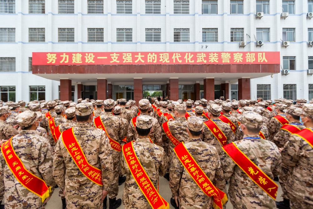武警湖南总队新兵团喜迎2023年度春季新兵入营现场。张森摄