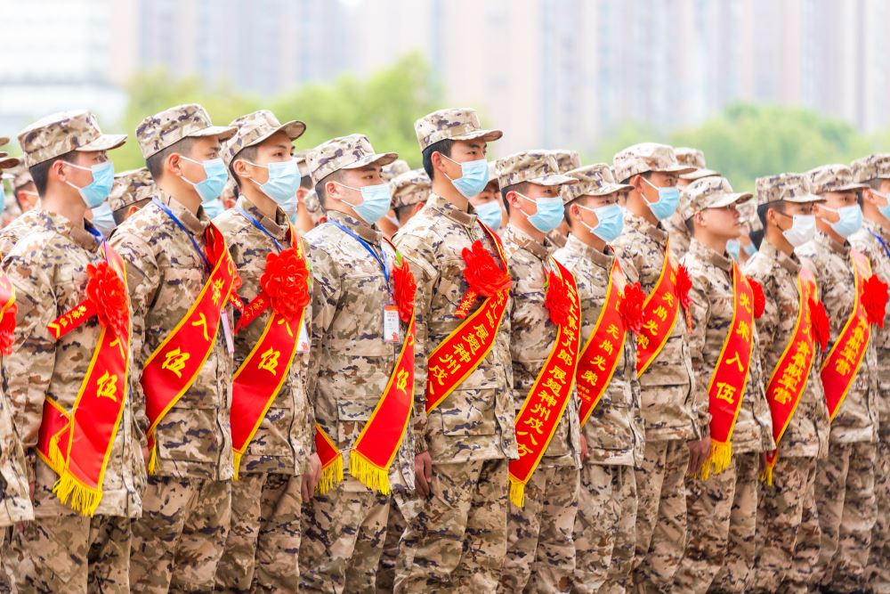 新兵们在入营现场整齐列队。张森摄