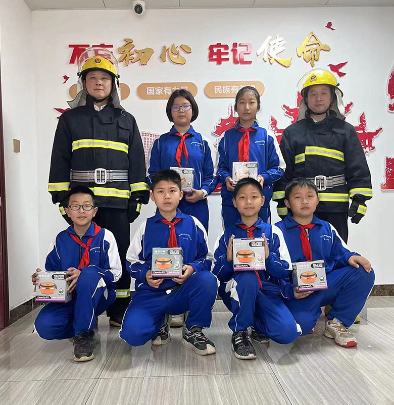 六名小学生与微型消防站队员在小区雷锋驿站合影。湖南师大附中星城实验第一小学供图
