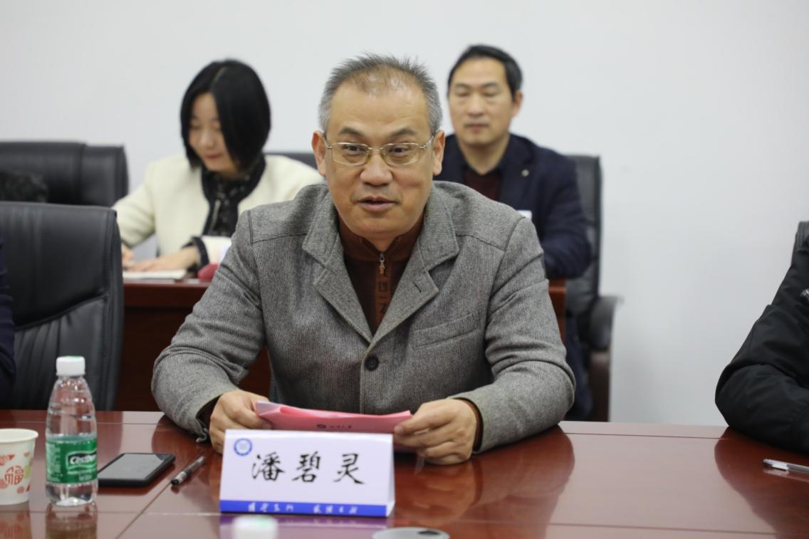 全國政協委員、湖南省政協副主席、民進湖南省委會主委、湘潭大學校長潘碧靈講話。單位供圖