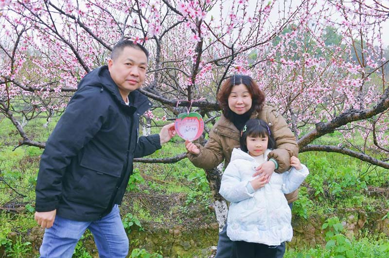 来自长沙的爱心认领者在桃园挂上认领牌。桃花源融媒体中心供图