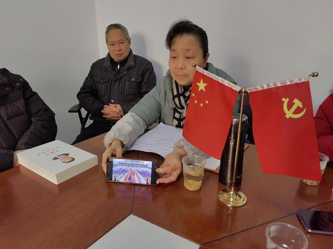 二支部書記組織支部黨員觀看精品黨課。單位供圖