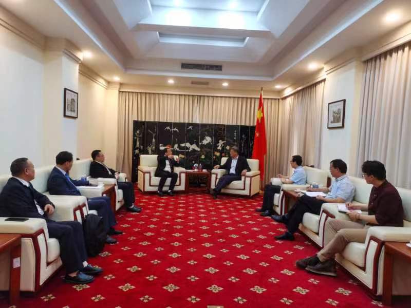 代表團一行向中國駐胡志明總領館匯報。單位供圖