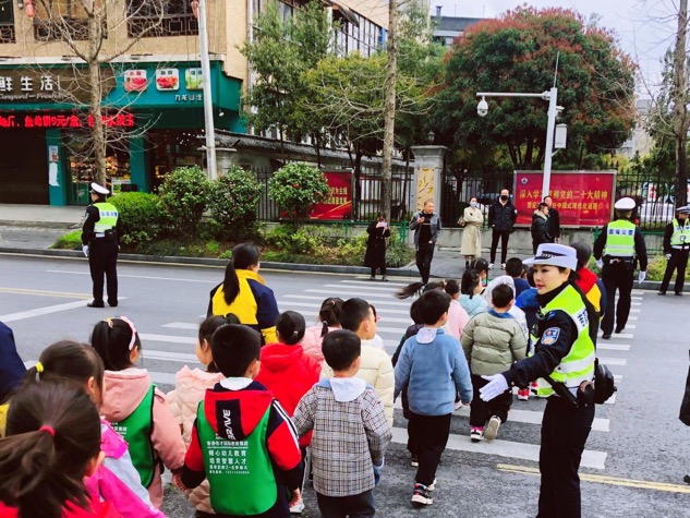 民警以马路为课堂，现场向小朋友们讲解安全规则（单位供图）
