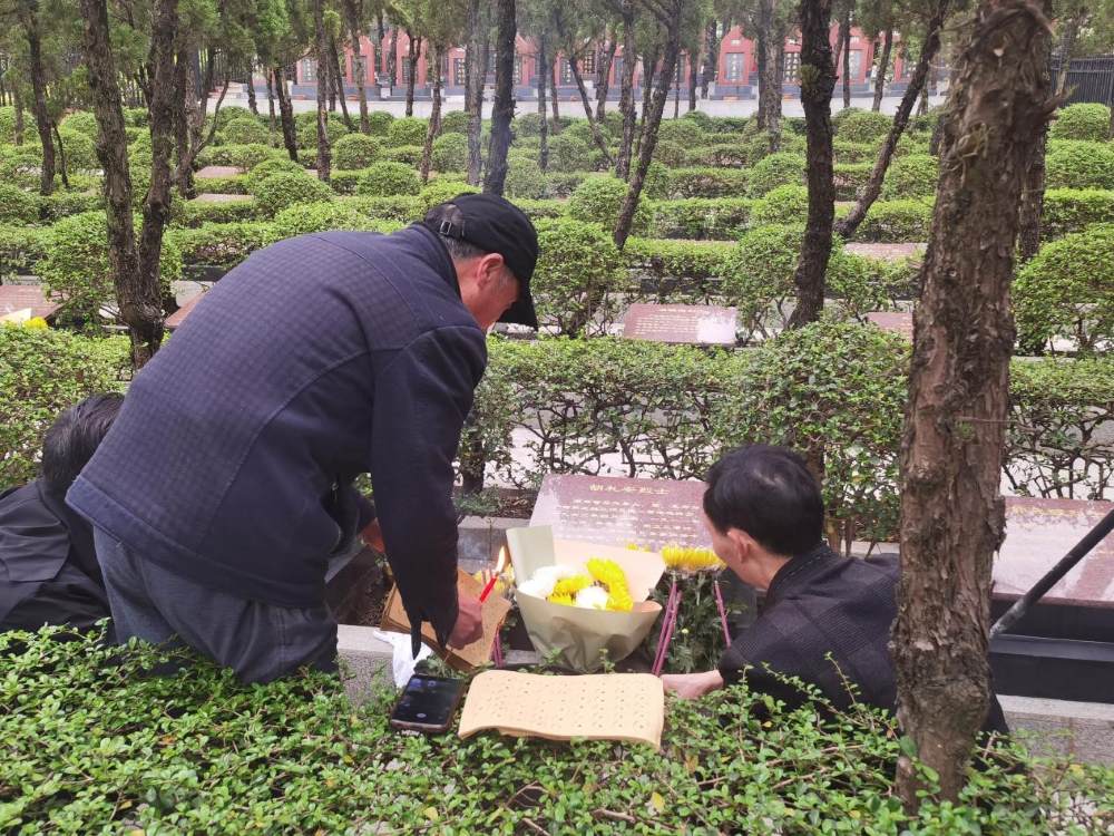 胡禮安烈士的親屬在碑前獻花。單位供圖