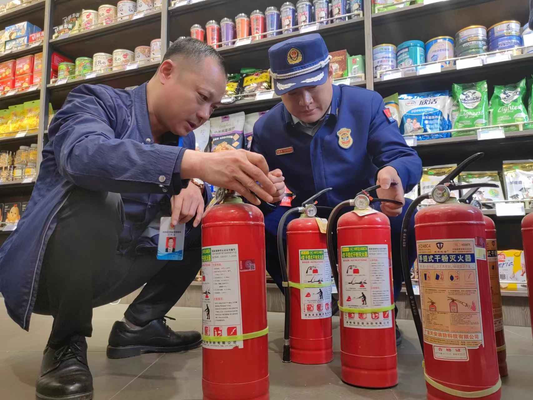湘潭市湘潭县消防门面检查辖区重点场所使用消防产品是否合格。（单位供图）
