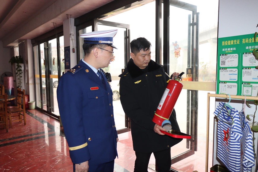 大队消防监督员对辖区人员密集场所开展消防安全检查（单位供图）