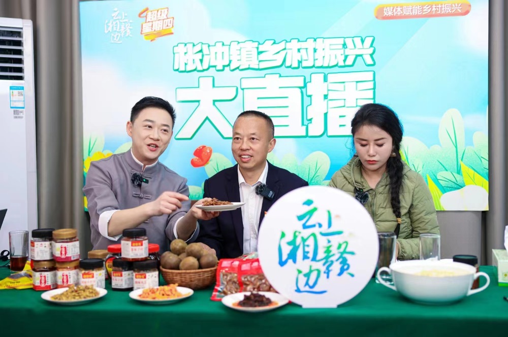 基层干部们走进直播间，纷纷使出“看家本领”直播“带货”助力枨冲农特产品走出大山。李建摄