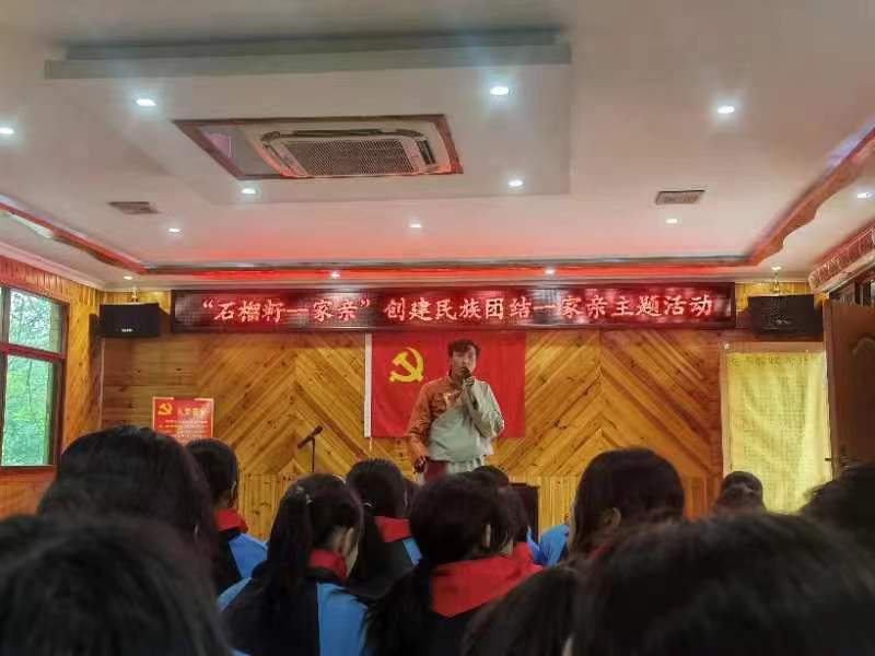 索朗朗杰在教唱藏歌。單位供圖