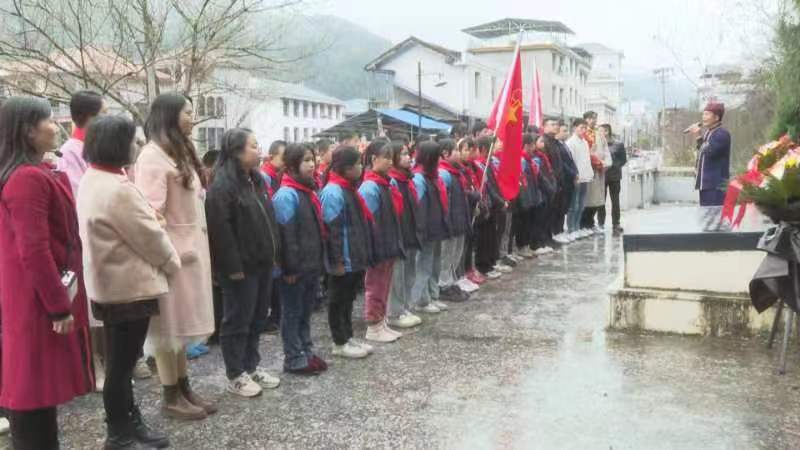 丹口红军烈士墓前缅怀先烈。单位供图