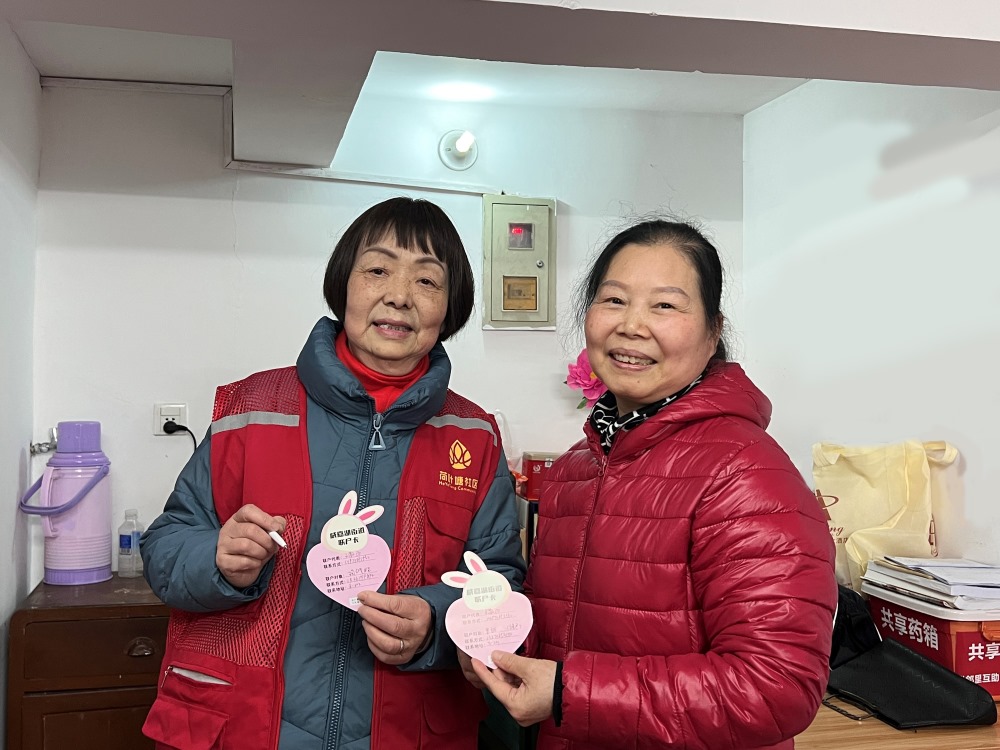 深入各家各户发放联户卡。单位供图