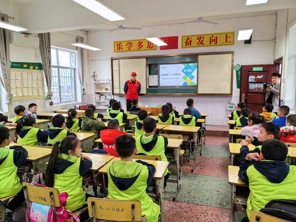 “電駱駝”共產黨員服務隊愛心助學活動現場。單位供圖