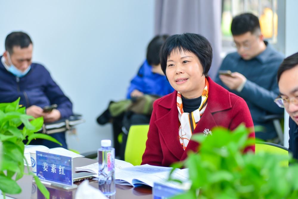 与会专家学者们进行学术交流。单位供图