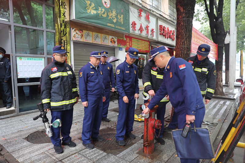 单位周边消防水源供水能力测试（株洲消防供图）