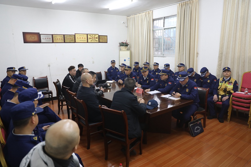 政委谷小波听取单位负责人介绍情况 （株洲消防供图）