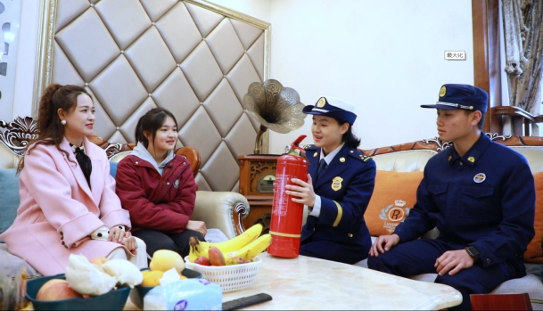 現場教授如何正確使用滅火器（株洲消防供圖）