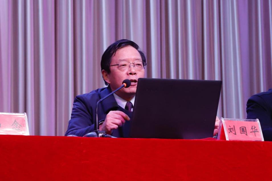 刘国华为学员上了第一堂专题党课。陆思琪 武婕摄