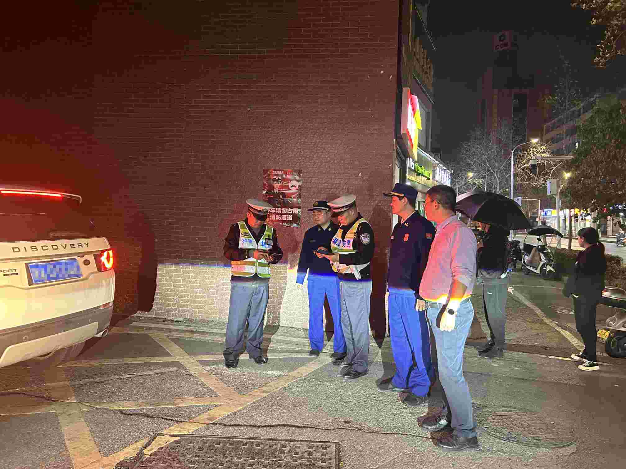湘潭雨湖区消防、交警部门联合执法行动（单位供图）