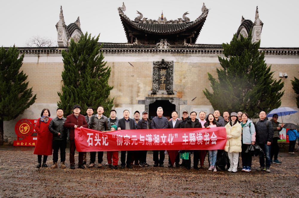 主题读书会与会人员合影。何华香摄