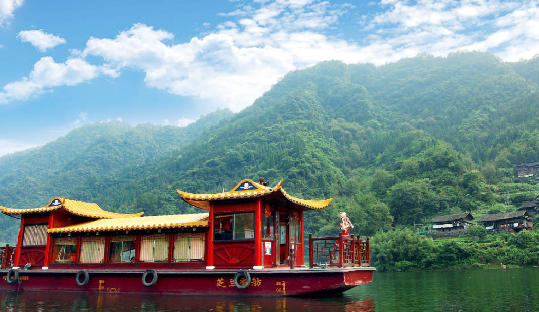 明溪口镇白河谷旅游度假区，划游船、唱号子、住民宿，让你感受人在画中游。樊玲玲 摄影