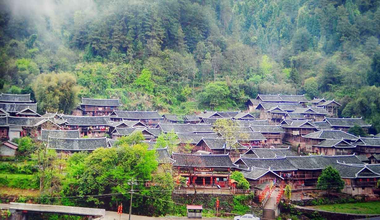 明溪口镇胡家溪古寨，整齐划一的土家传统居民建筑。樊玲玲 摄影