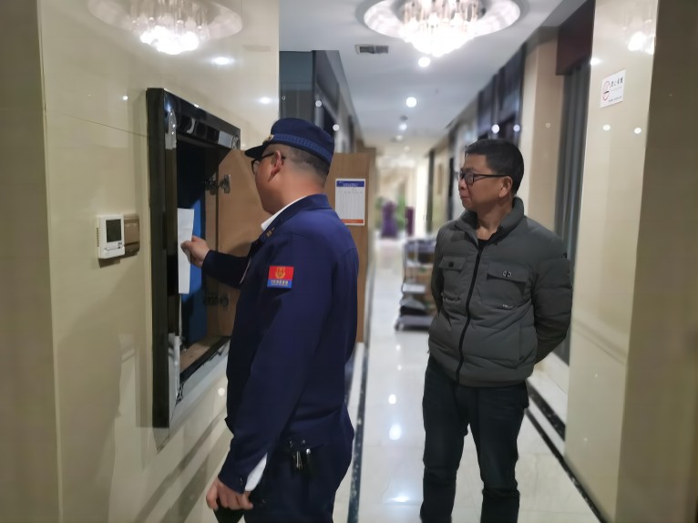 大队消防监督员对辖区重点单位开展消防安全检查（单位供图）