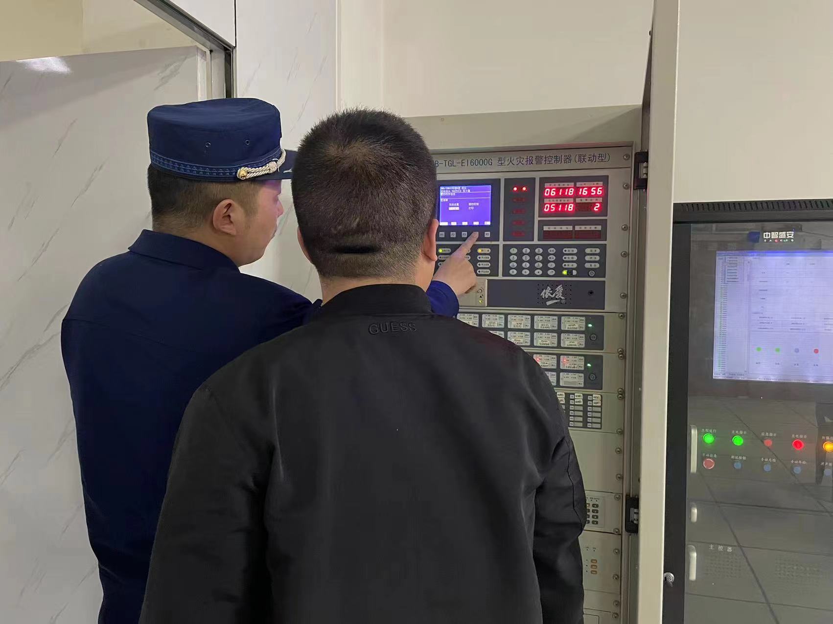 湘潭县消防部门消防监督员在辖区开展检查(单位供图)
