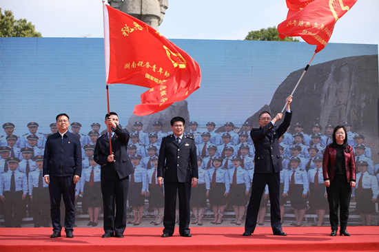 湖南税务青年助企惠民志愿服务队授旗。受访单位供图