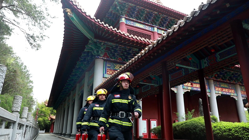 安全巡逻小队在景区重点区域进行巡逻巡查（株洲消防供图）