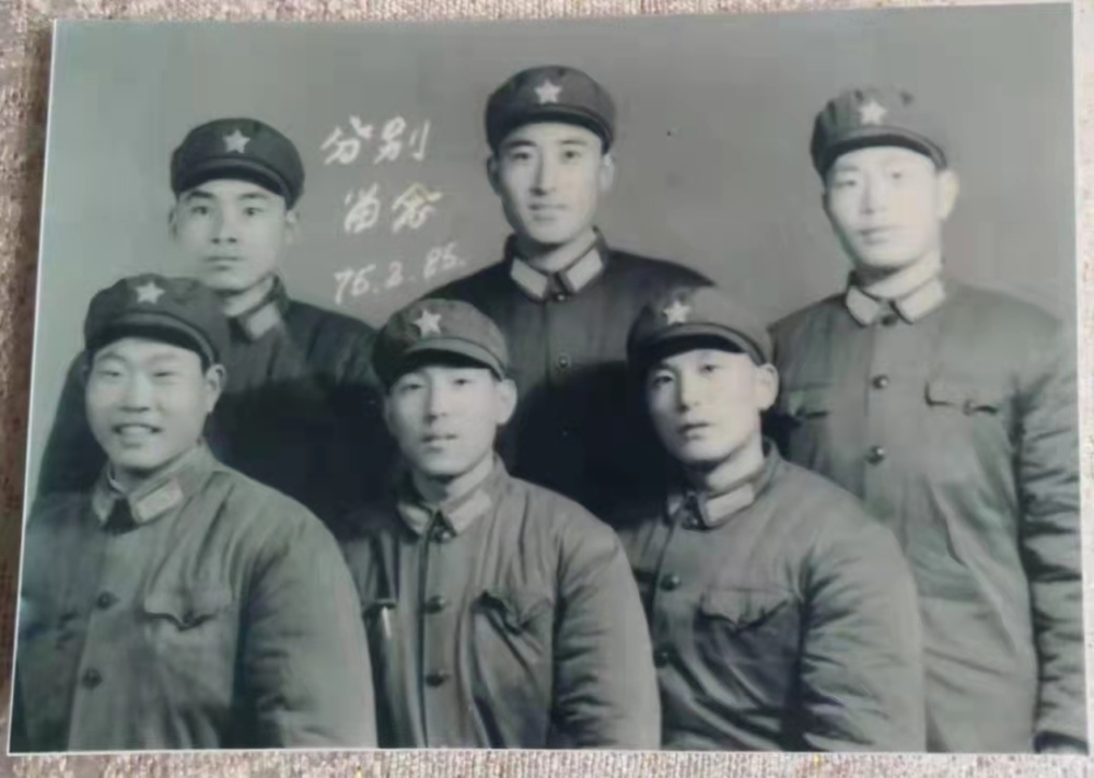 王秀民合照（前排右一）。单位供图