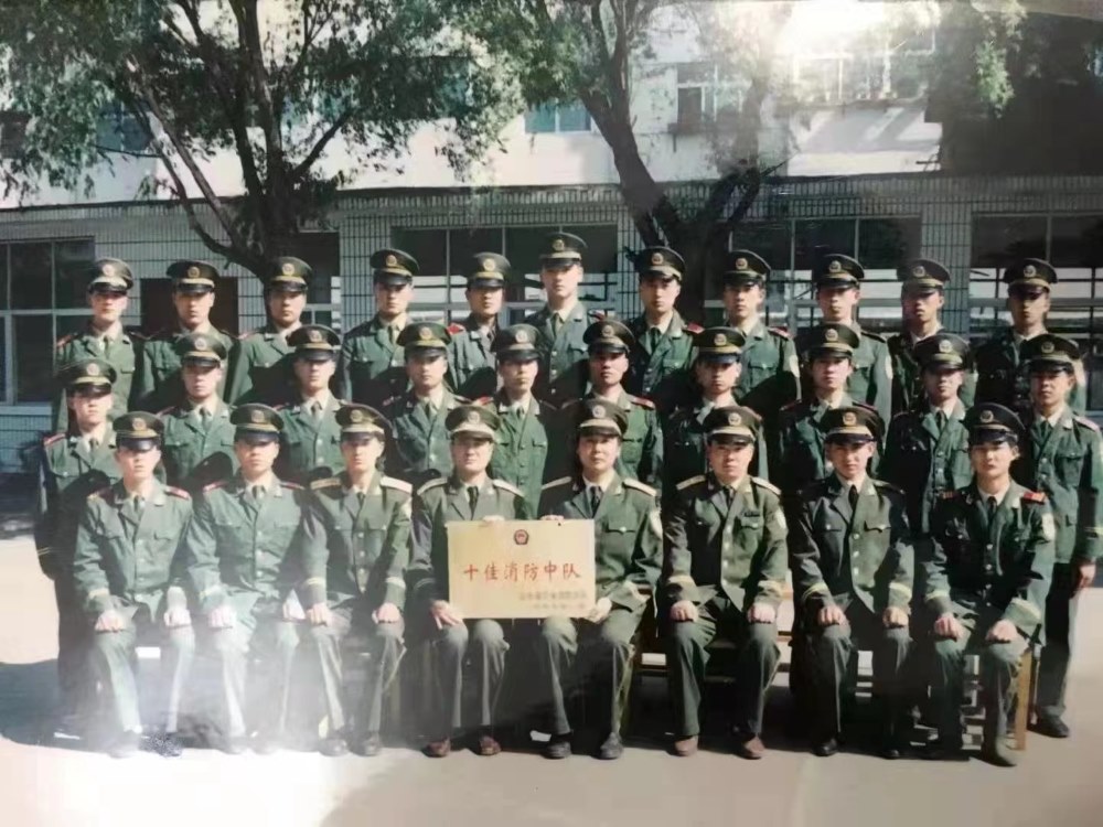 于洪超合照（三排左四）。单位供图