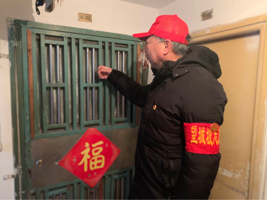 安全防护员上门。单位供图