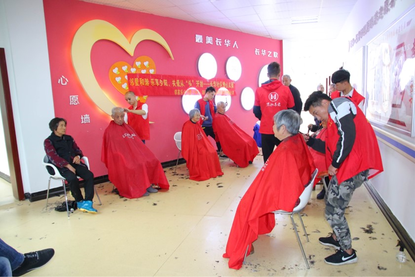 便民利民志愿服务队伍志愿理发。单位供图