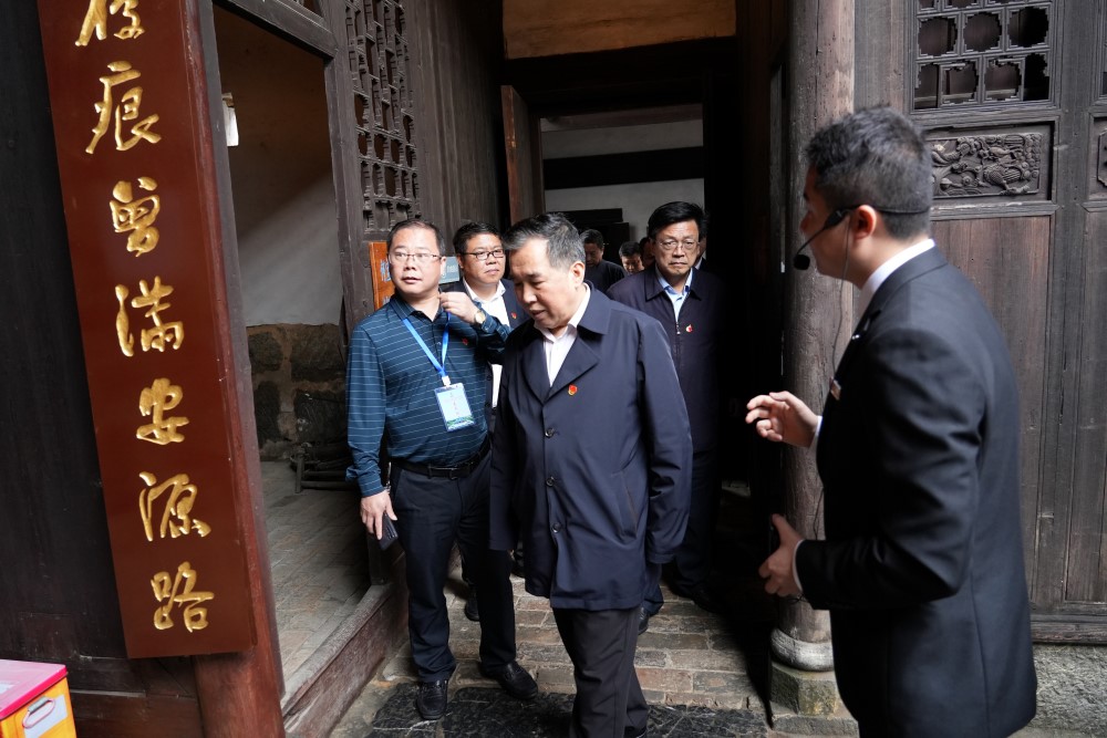 参观何宝珍故居。熊方杰摄