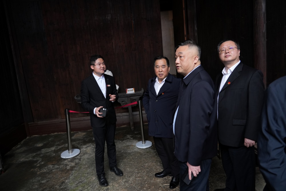 讲解员讲解何宝珍烈士的生平。熊方杰摄