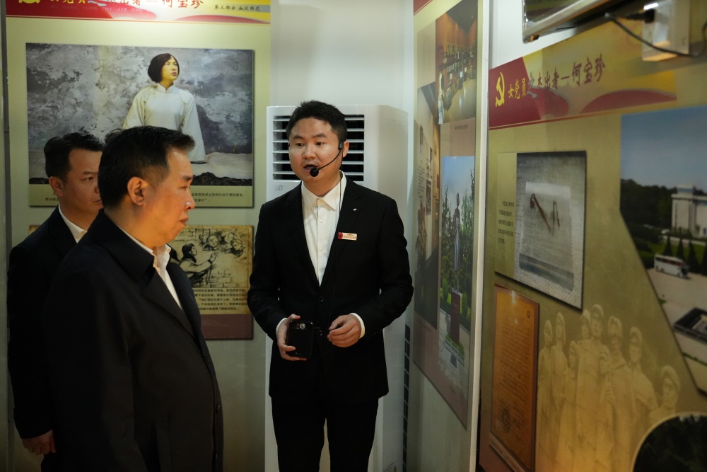 讲解员展示何宝珍烈士的生平。熊方杰摄