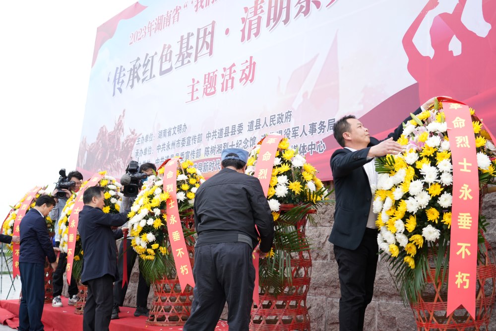 为花圈整理缎带。熊方杰摄