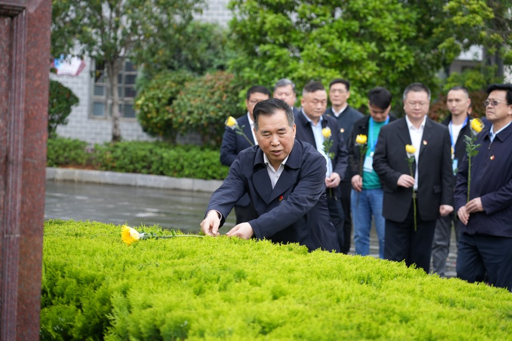 向何宝珍革命烈士献花。熊方杰摄