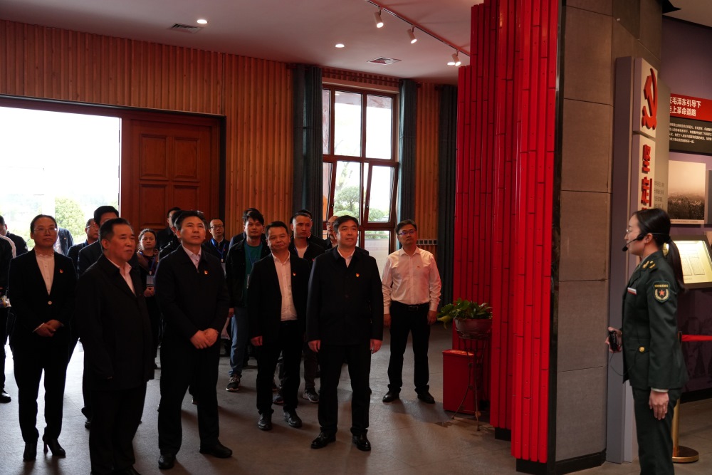 肖凌之等人参观陈树湘生平事迹陈列馆。熊方杰摄