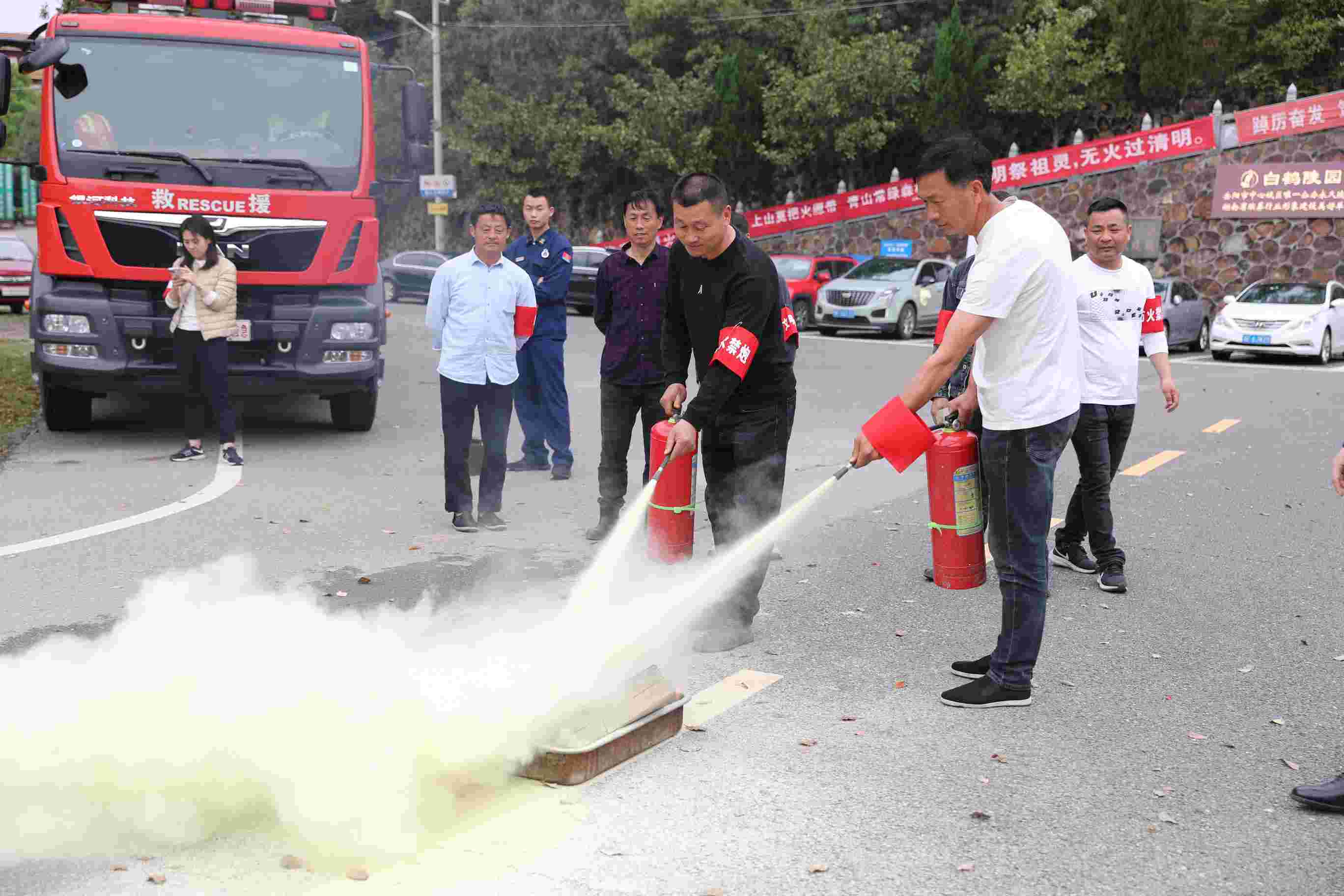 消防宣传员指导职工灭火器的正确使用方式(单位供图)