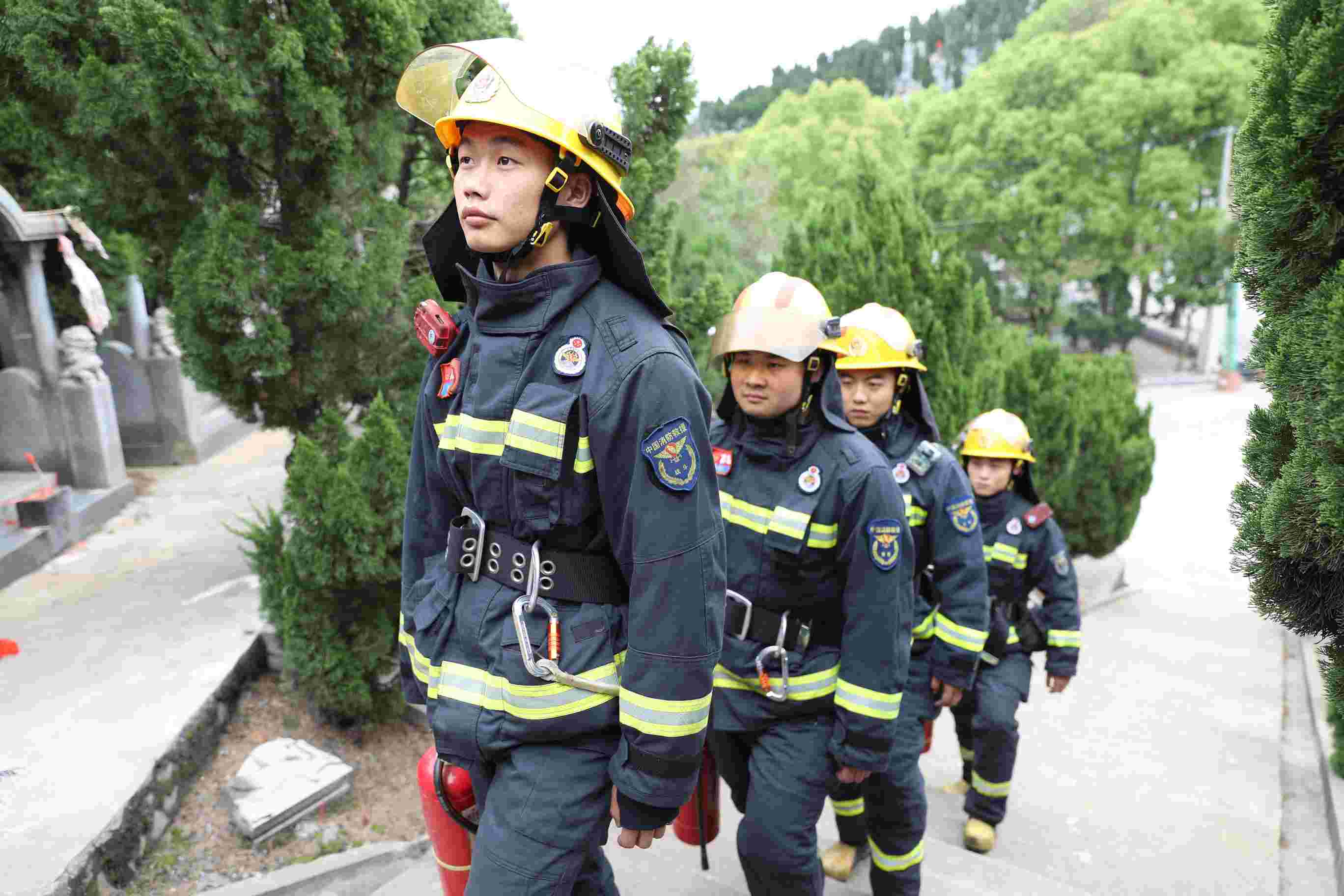 消防救援人员对祭扫场所开展执勤巡逻（单位供图）