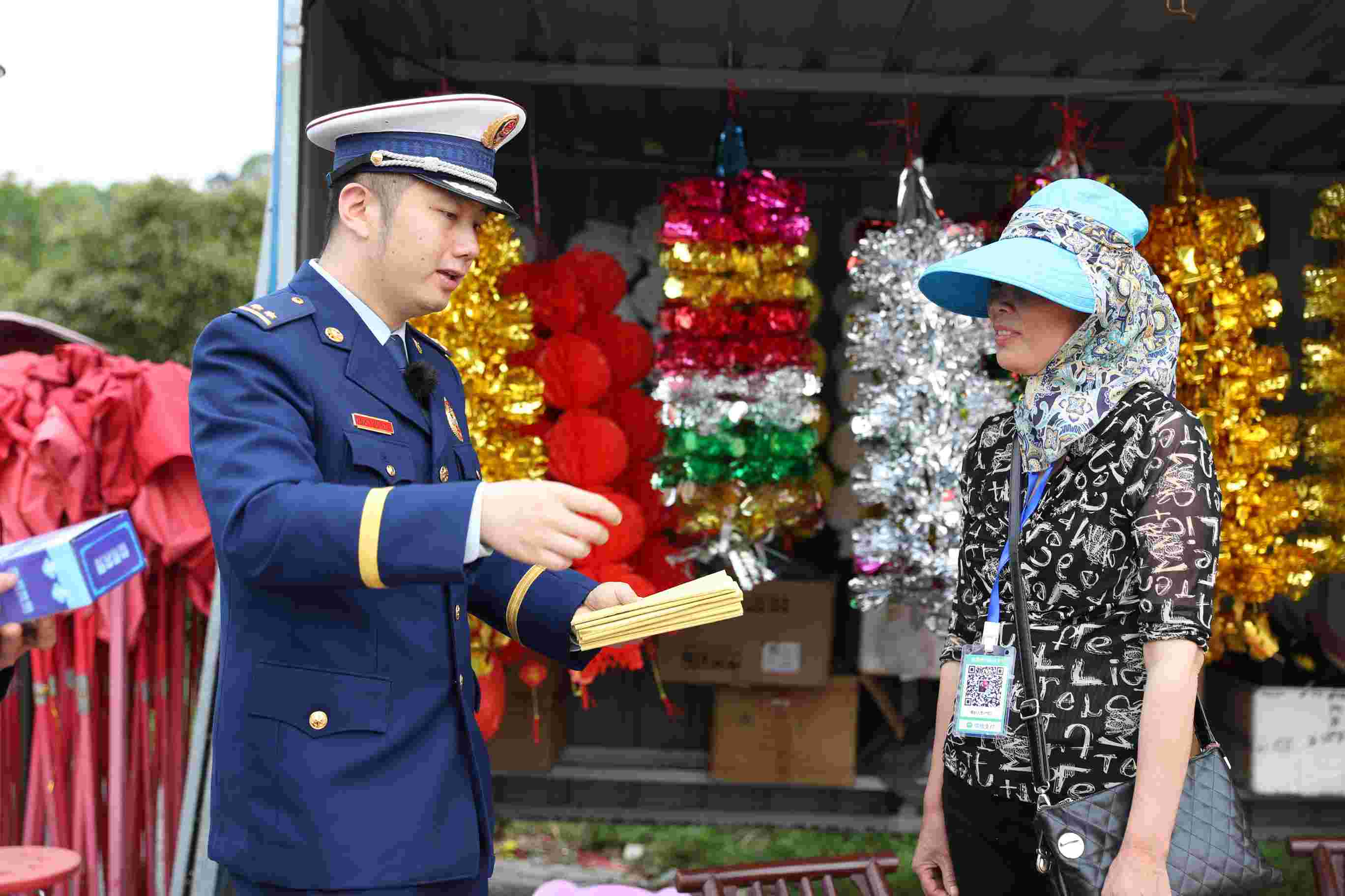 消防宣传人员对祭祀用品商户开展消防宣传培训（单位供图）