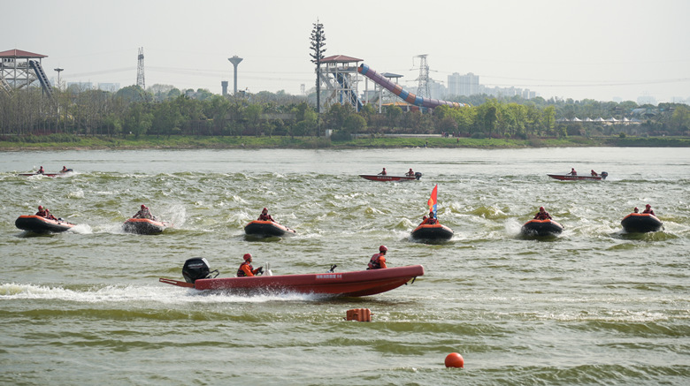 厲兵秣馬，備戰汛期。湘潭消防供圖