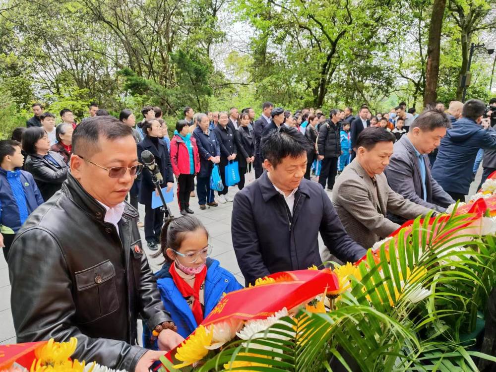 参加活动人员整理缎带。单位供图