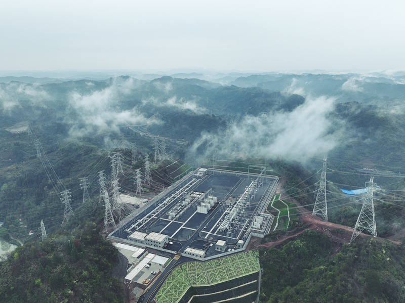 湖南自治州-娄底西500千伏线路工程 湘西自治州500kV变电站现场钢筋笼起吊。受访单位供图