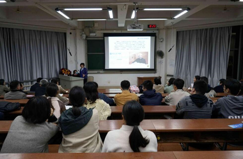 卢光琇教授给学生上课。受访单位供图