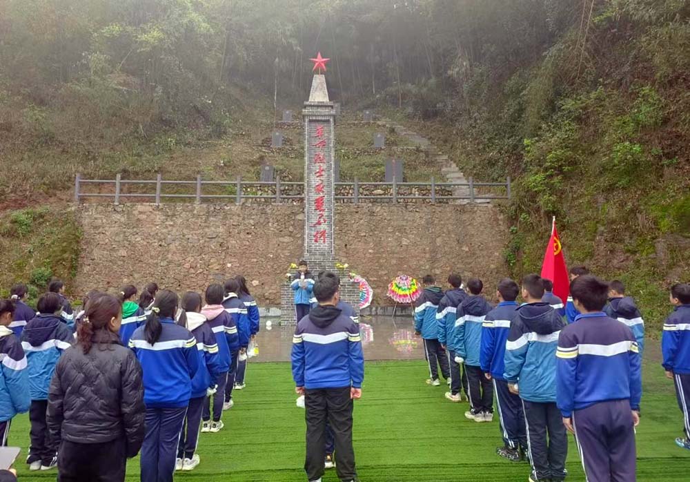 莘莘学子祭英烈。祝林 摄影
