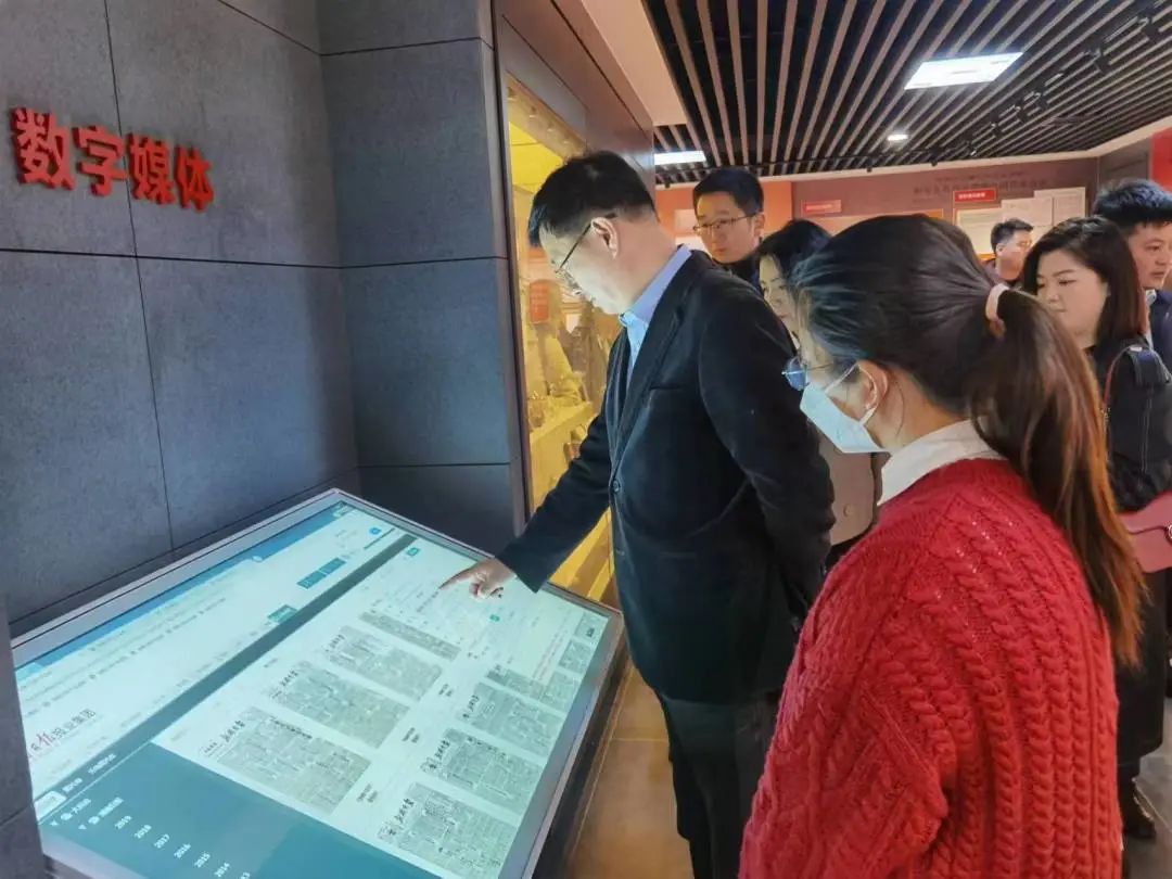 与会人员参观湖南日报社报史馆。洪志摄