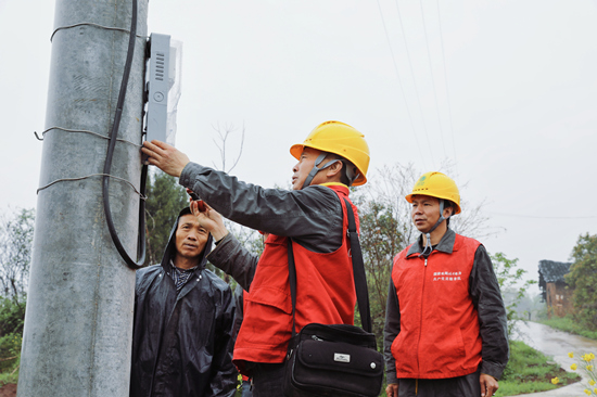 国网衡阳供电公司员工在衡南县袁隆平杂交水稻试验基地排查用电设备安全隐患。受访单位供图