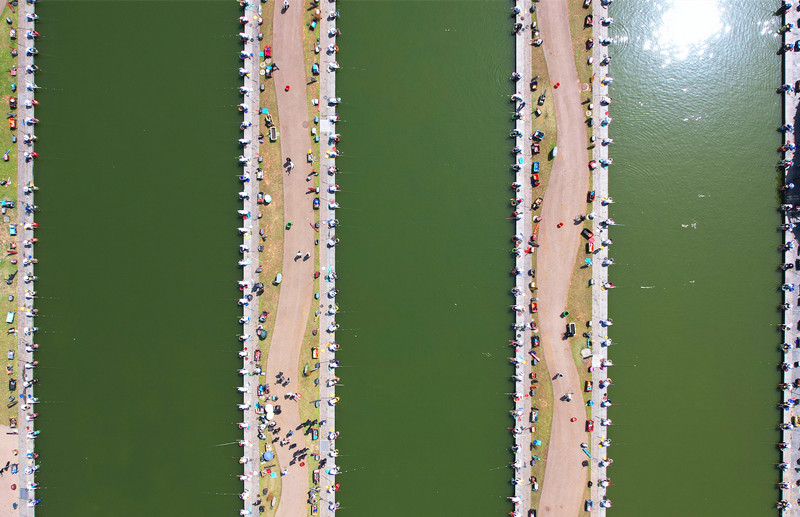 在临湘市桃花岛景区举办的垂钓比赛现场。人民网记者 刘宾摄